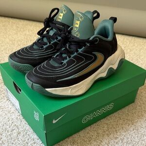 Nike Giannis Immortality 4 KC (GS) black metallic gold bicoastal 1.5Y